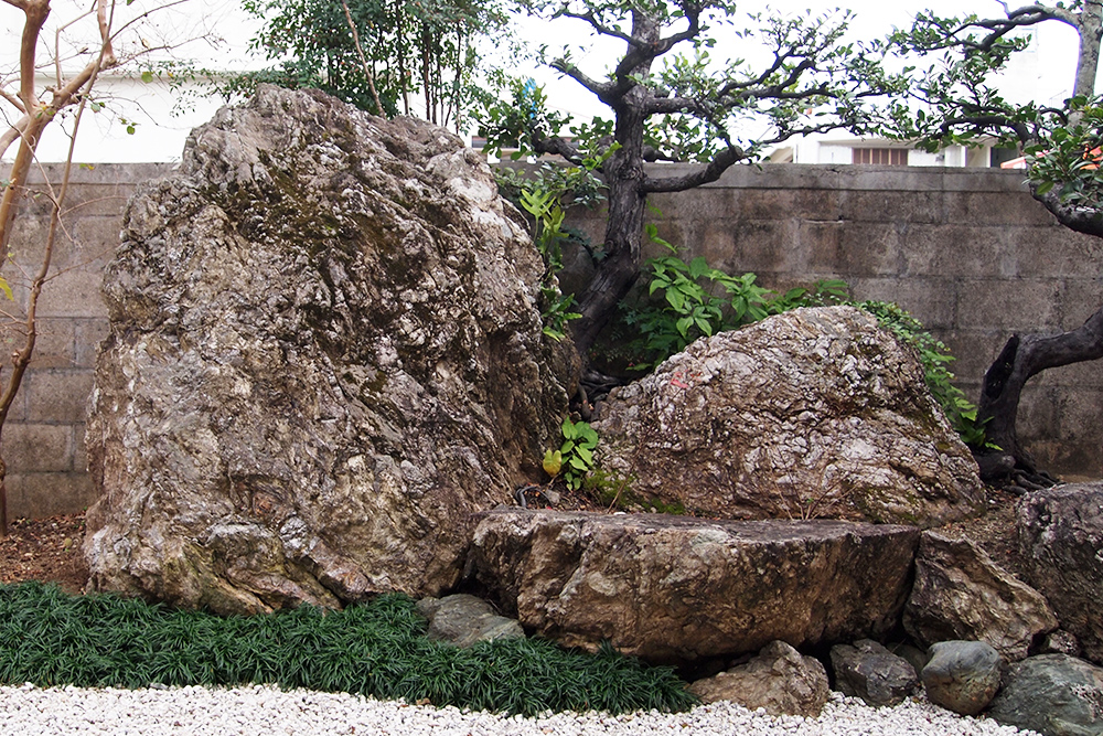 庭園の巨石